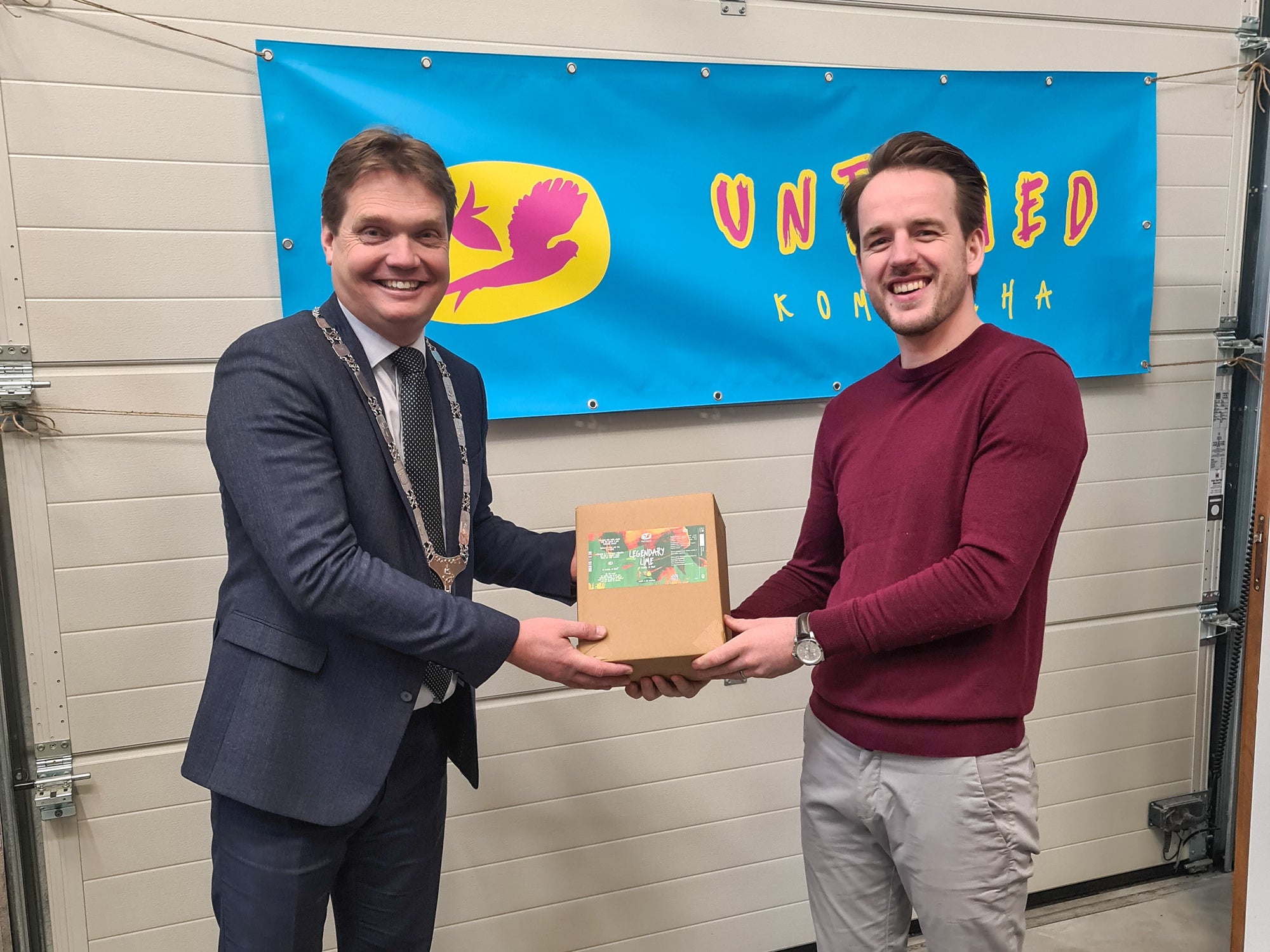 Burgemeester Gemert-Bakel krijg het eerste doosje kombucha van brouwer Joris van den Broek