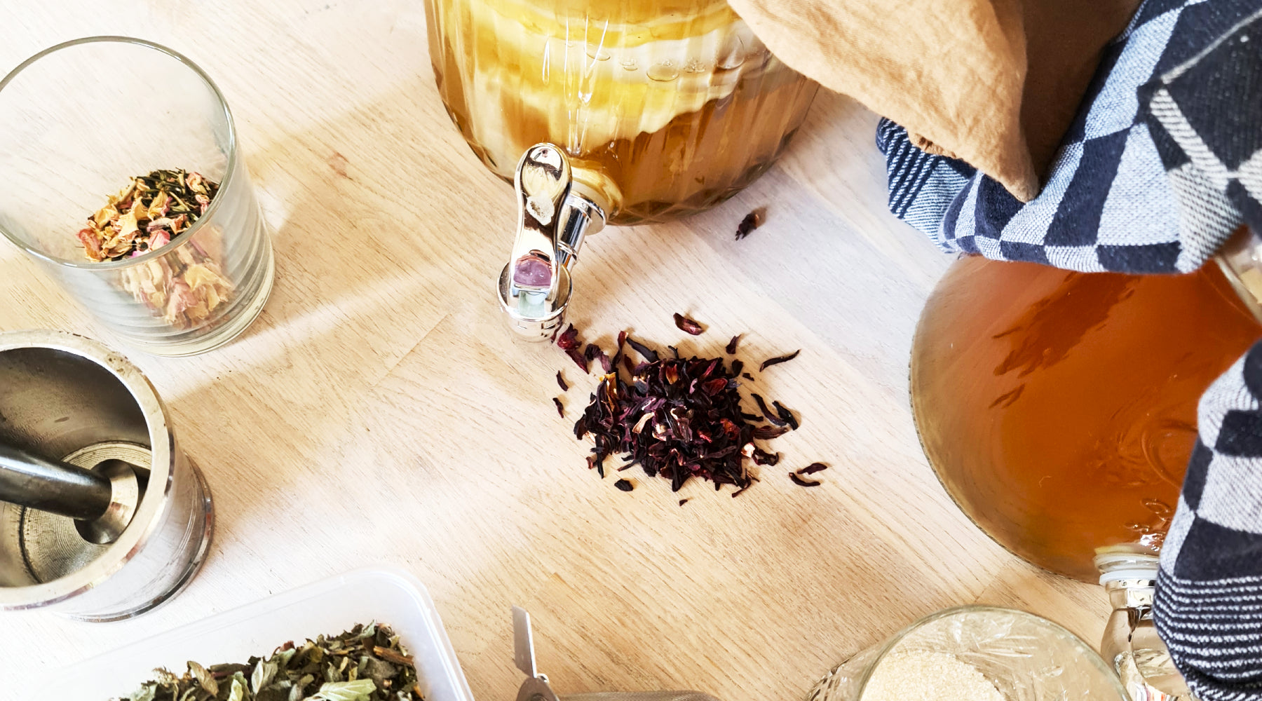 Kombucha op tafel met SCOBY, thee, suiker en theedoeken