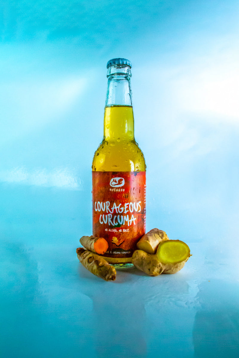 Een enkele fles Courageous Curcuma met ingredienten erbij