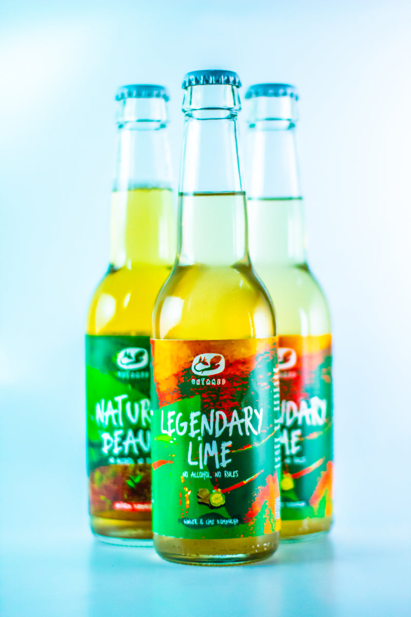 Drie flesjes Untamed Kombucha Legendary Lime met een schone achtergrond