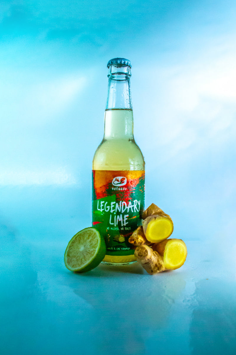 Een flesje Legendary Lime van Untamed Kombucha met de ingrediënten erbij