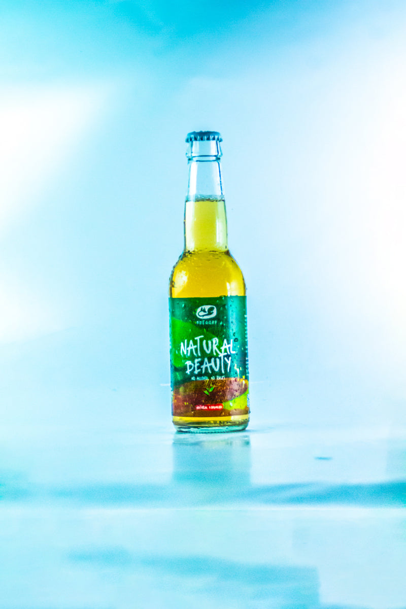 Een flesje Natural Beauty Kombucha zonder achtergrond