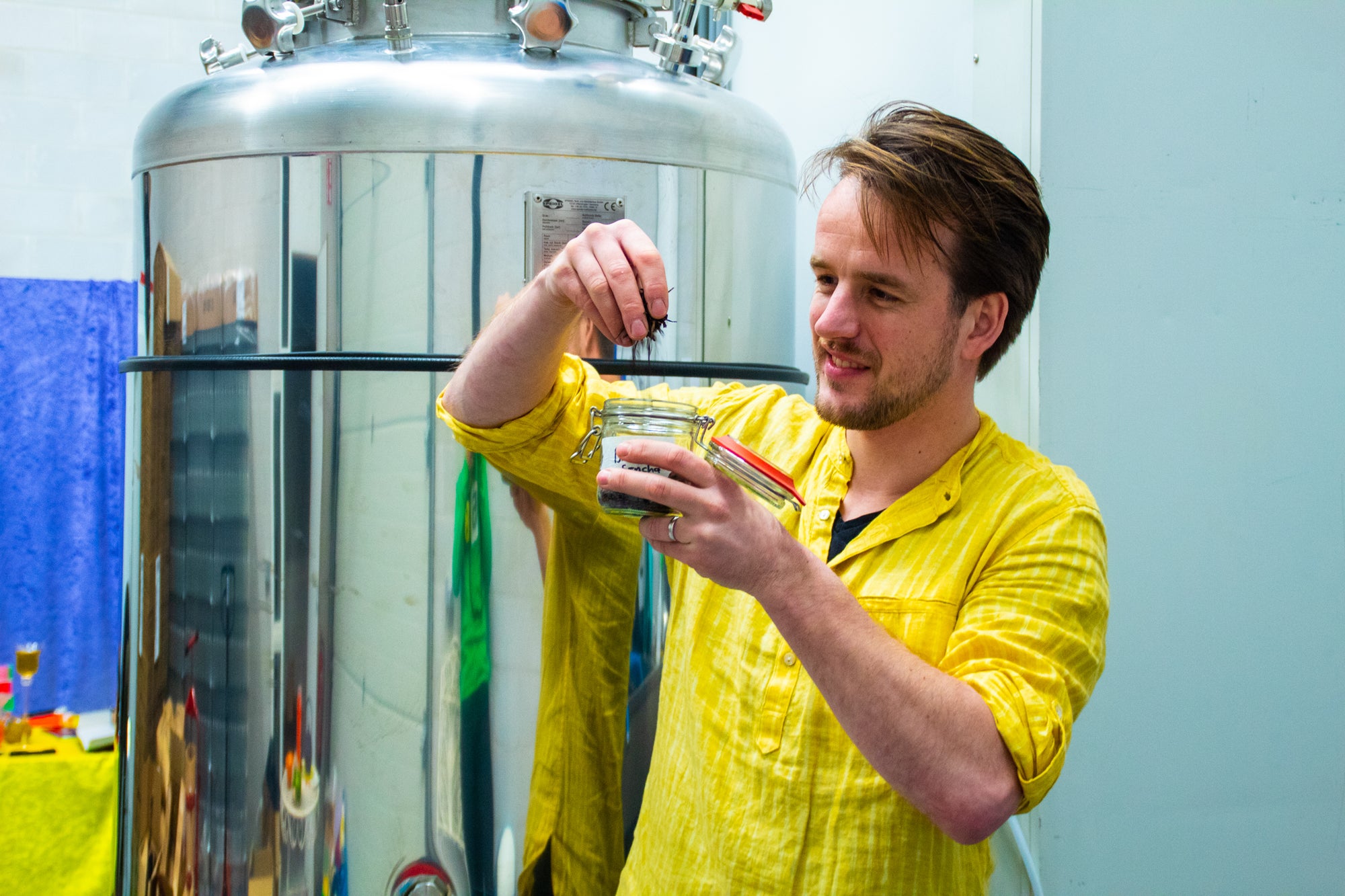 Joris van den Broek van Untamed Kombucha, gefermenteerde thee aan het brouwen in Gemert. 