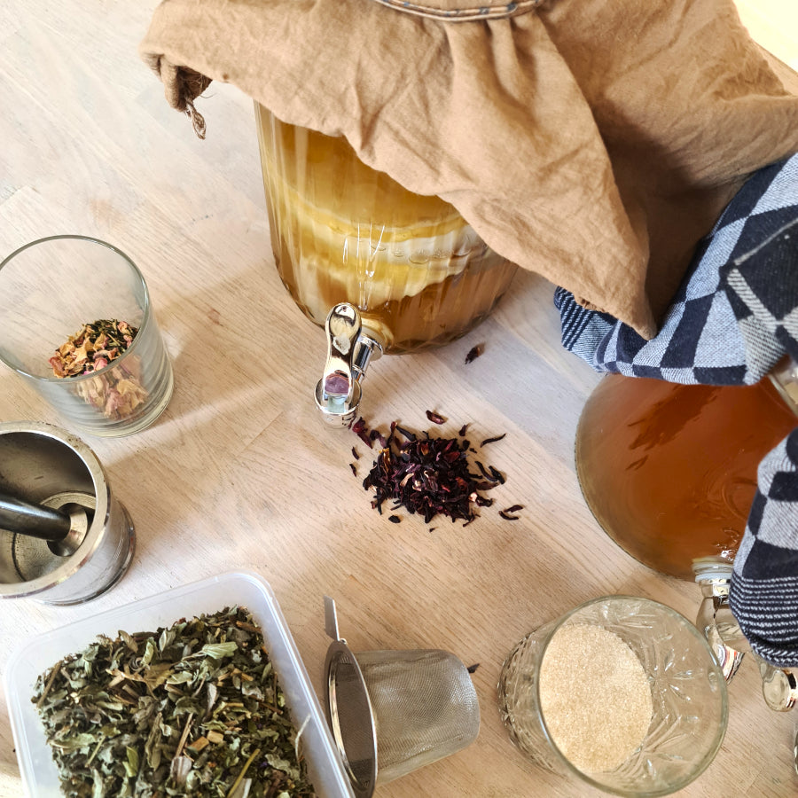 Een close-up foto van de kombucha workshop, met thee en potten