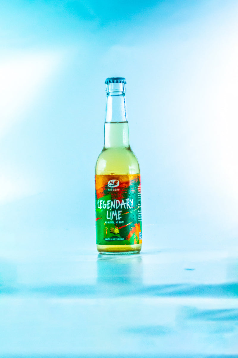 Een flesje Legendary Lime van Untamed Kombucha met een schone achtergrond